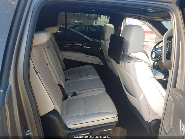 Cadillac ESCALADE ESV 6.2L V-8 DI, VVT, 420HP 4X2 Drive - автомобили, коли, обяви за нови и употребявани 7