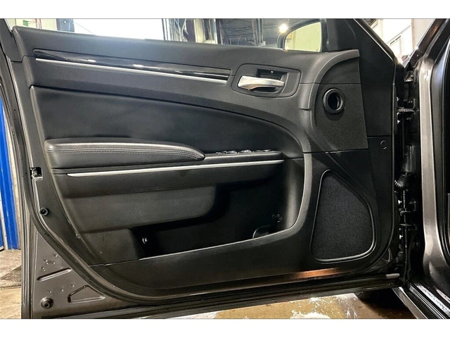 Chrysler 300c * Touring | V6 | Heated Seats | Navigation * CARFA - автомобили, коли, обяви за нови и употребявани 1