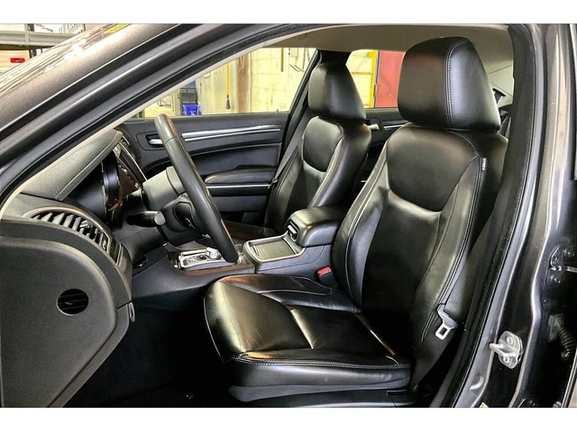 Chrysler 300c * Touring | V6 | Heated Seats | Navigation * CARFA - автомобили, коли, обяви за нови и употребявани 2