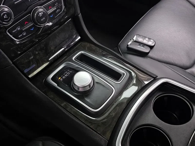 Chrysler 300c - автомобили, коли, обяви за нови и употребявани 8