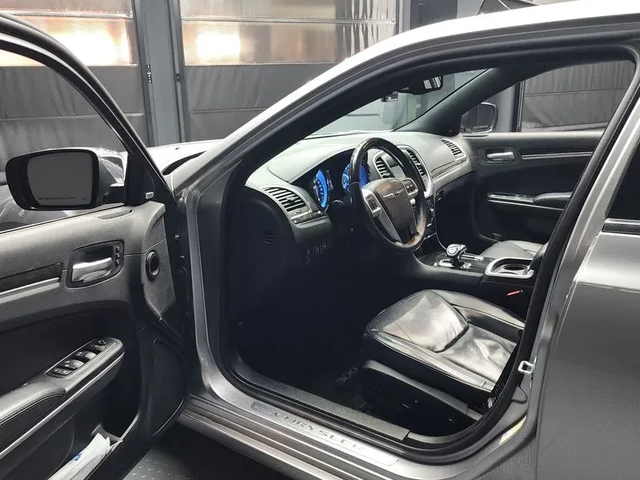 Chrysler 300c 3.6 - автомобили, коли, обяви за нови и употребявани 9