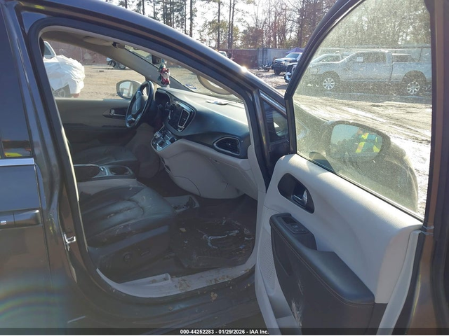 Chrysler Pacifica 3.6L V-6 DOHC, VVT, 287HP Front Wheel Drive - автомобили, коли, обяви за нови и употребявани 4
