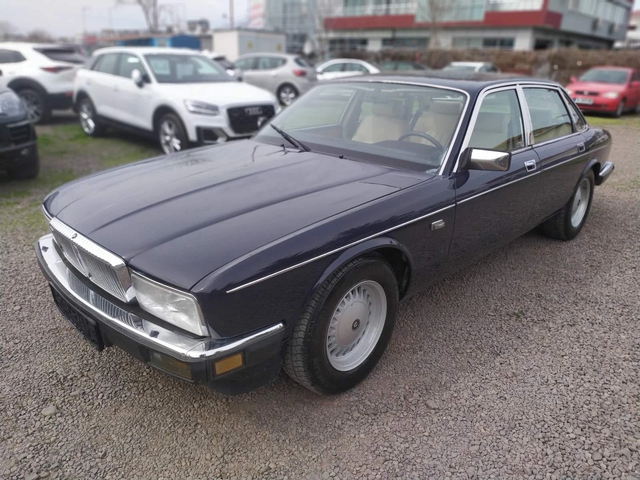 Daimler Six 3.6 Six, 202 к.с - автомобили, коли, обяви за нови и употребявани 1