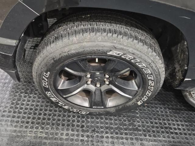 Dodge RAM 1500 Sport Crew Cab Short Bed / 5.7 HEMI V8 / 4WD - автомобили, коли, обяви за нови и употребявани 7