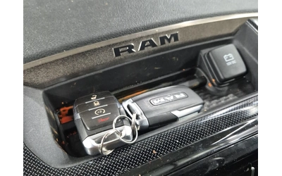 Dodge RAM 1500 Sport Crew Cab Short Bed / 5.7 HEMI V8 / 4WD - автомобили, коли, обяви за нови и употребявани 8