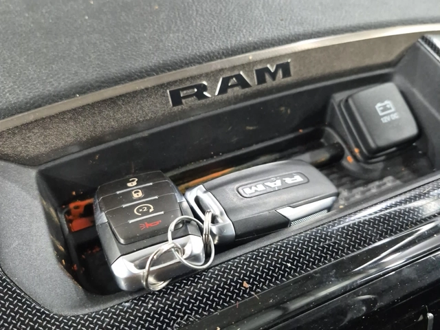 Dodge RAM 1500 Sport Crew Cab Short Bed / 5.7 HEMI V8 / 4WD - автомобили, коли, обяви за нови и употребявани 8