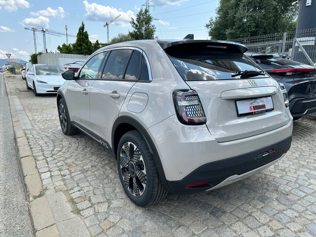 Fiat 600 e/LaPrima/PDC/Massage/Kamera - автомобили, коли, обяви за нови и употребявани 5
