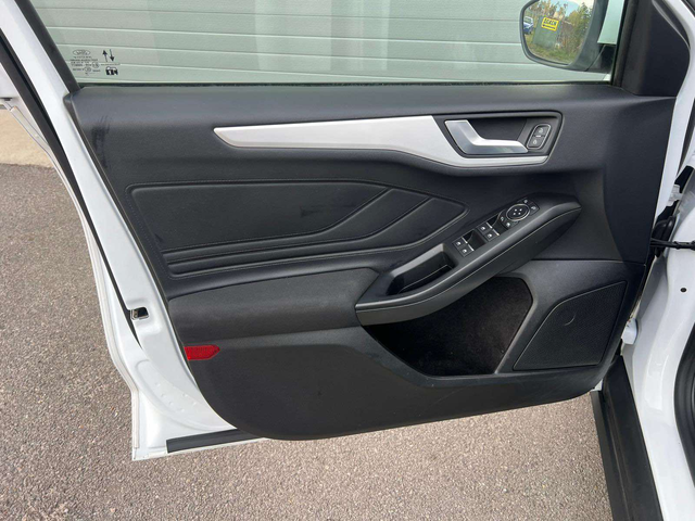 Ford Focus 1.0I - автомобили, коли, обяви за нови и употребявани 6