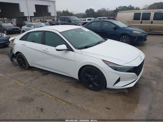Hyundai Elantra 2.0L I-4 DOHC, VVT, 147HP Front Wheel Drive - автомобили, коли, обяви за нови и употребявани 0