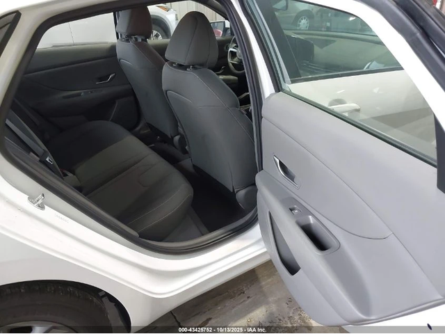 Hyundai Elantra SEL - автомобили, коли, обяви за нови и употребявани 10