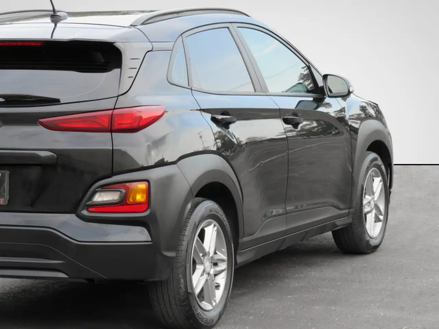 Hyundai Kona 2.0L Essential w/ CarPlay B.Camera BLND Spots NO A Front Wheel Drive - автомобили, коли, обяви за нови и употребявани 7