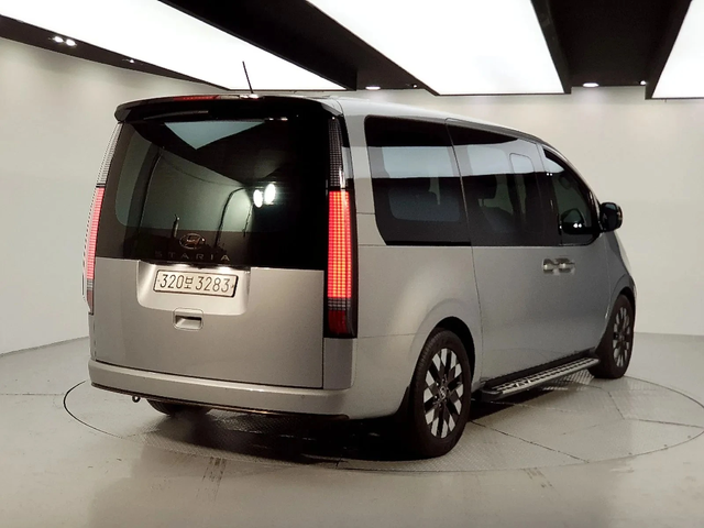 Hyundai Staria L3.5 Lounge 7-Seater - автомобили, коли, обяви за нови и употребявани 1