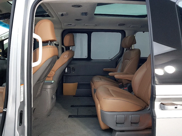 Hyundai Staria L3.5 Lounge 7-Seater - автомобили, коли, обяви за нови и употребявани 8