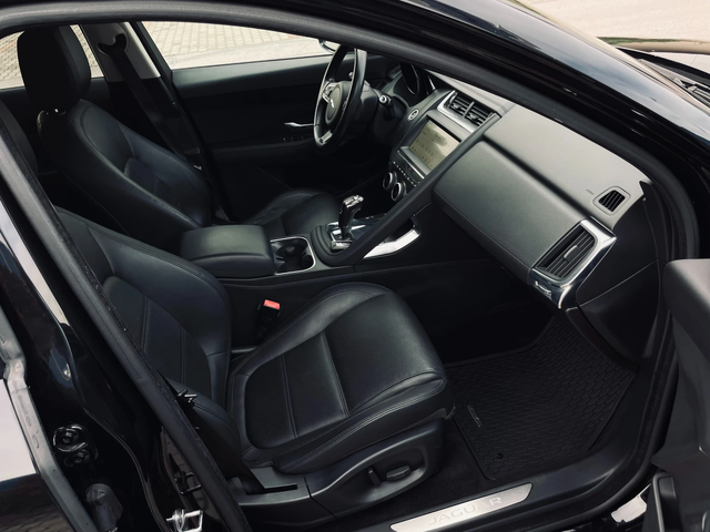 Jaguar E-pace D150/AWD/Automatic/Navi - автомобили, коли, обяви за нови и употребявани 9