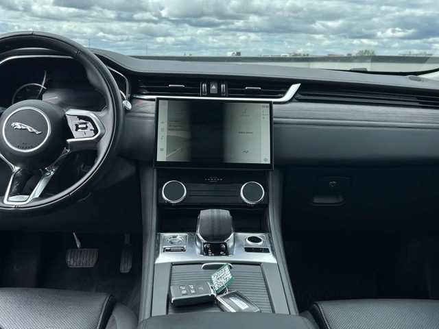 Jaguar F-PACE P250 S * ПАНОРАМА * 2 КЛЮЧА * ПОДГРЕВИ * CARFAX - автомобили, коли, обяви за нови и употребявани 12