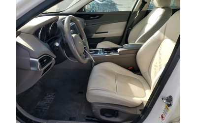 Jaguar XE 2.0L 4 Rear-wheel drive - автомобили, коли, обяви за нови и употребявани 6