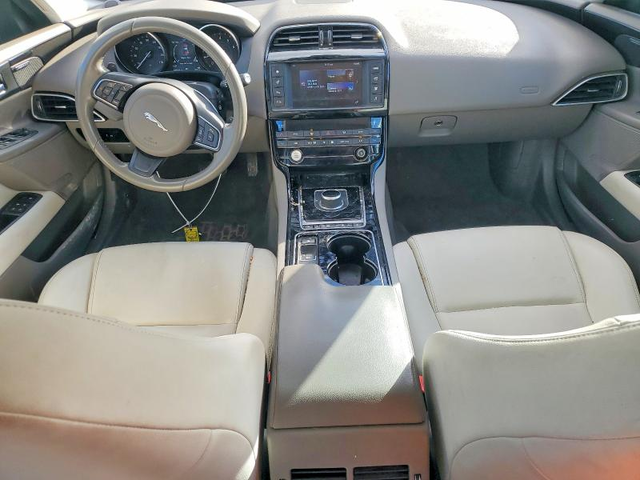 Jaguar XE 2.0L 4 Rear-wheel drive - автомобили, коли, обяви за нови и употребявани 7