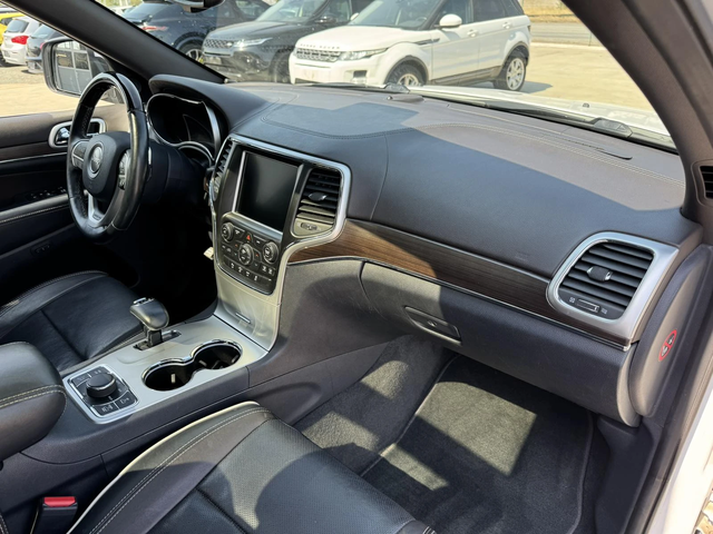 Jeep Grand cherokee 3.0* 250ps* 4x4* Overland* Distr* Pano* Navi - автомобили, коли, обяви за нови и употребявани 9