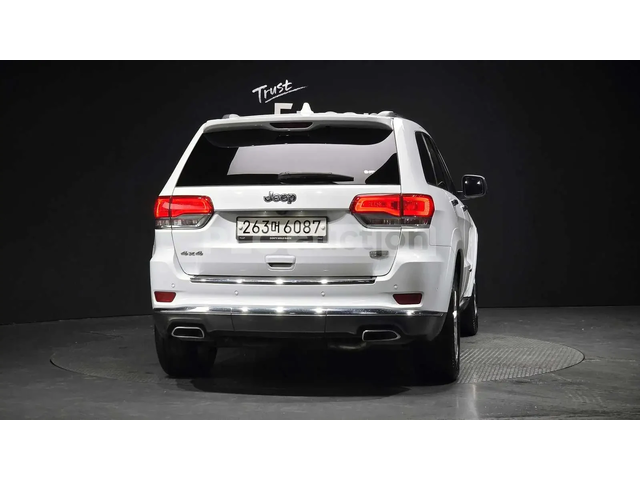 Jeep Grand cherokee 2020* SUMMIT* HARMAN* DISTRONIK* 8ZF* PANO* ОБДУХ* - автомобили, коли, обяви за нови и употребявани 3