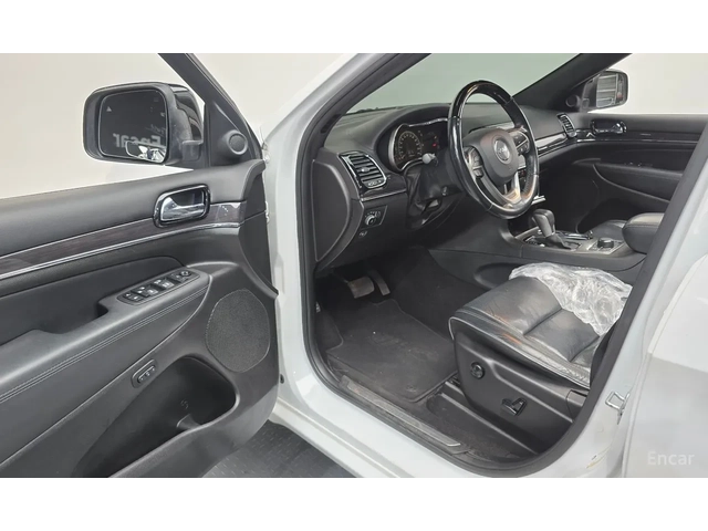 Jeep Grand cherokee 3.6 OVERLAND / ОБДУХ / DISTRONIC / PANO / ВЪЗДУХ - автомобили, коли, обяви за нови и употребявани 6