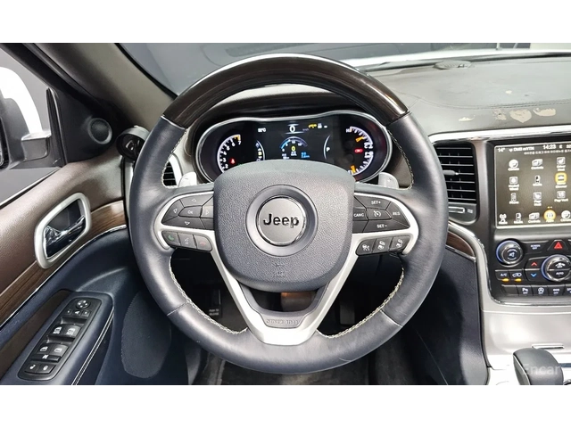 Jeep Grand cherokee 3.6 OVERLAND / ОБДУХ / DISTRONIC / TWO-TONE / PANO - автомобили, коли, обяви за нови и употребявани 6