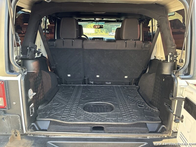 Jeep Wrangler Unlimited Sahara - автомобили, коли, обяви за нови и употребявани 16