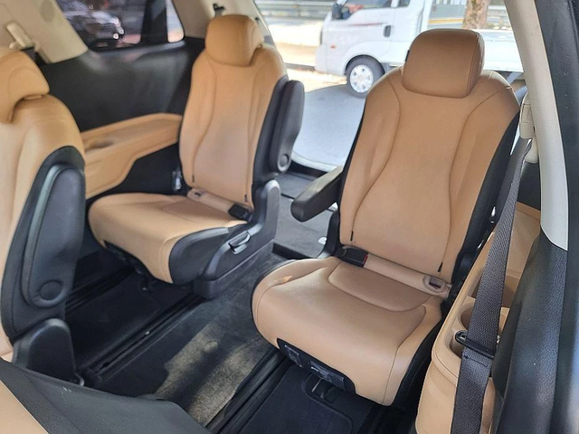 Kia Carnival - автомобили, коли, обяви за нови и употребявани 8