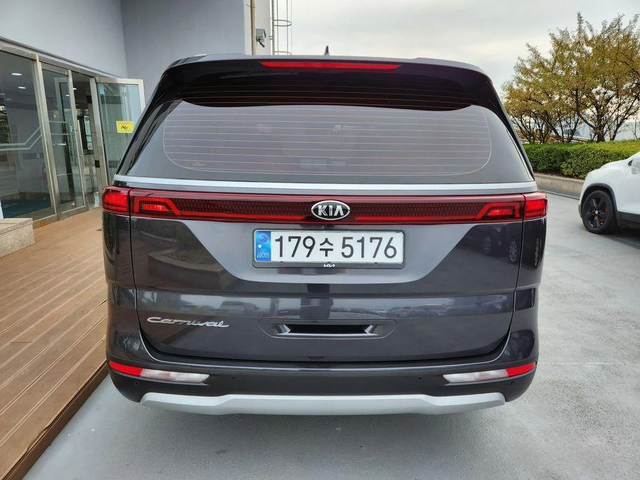 Kia Carnival - автомобили, коли, обяви за нови и употребявани 5