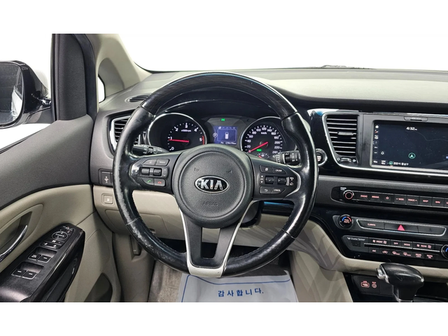 Kia Carnival 7-Seater Limousine Magic Space - автомобили, коли, обяви за нови и употребявани 12