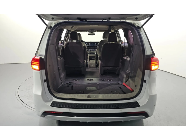 Kia Carnival 7-Seater Limousine Magic Space - автомобили, коли, обяви за нови и употребявани 16