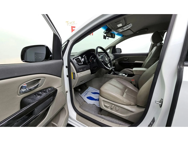 Kia Carnival 7-Seater Limousine Magic Space - автомобили, коли, обяви за нови и употребявани 8