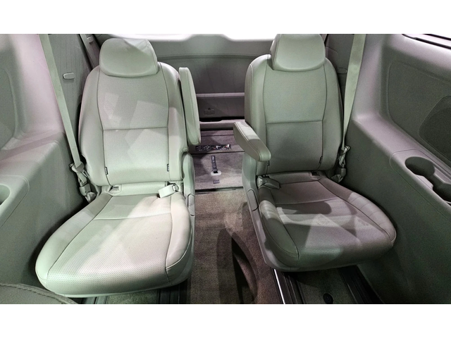 Kia Carnival 9-Seater Prestige - автомобили, коли, обяви за нови и употребявани 11