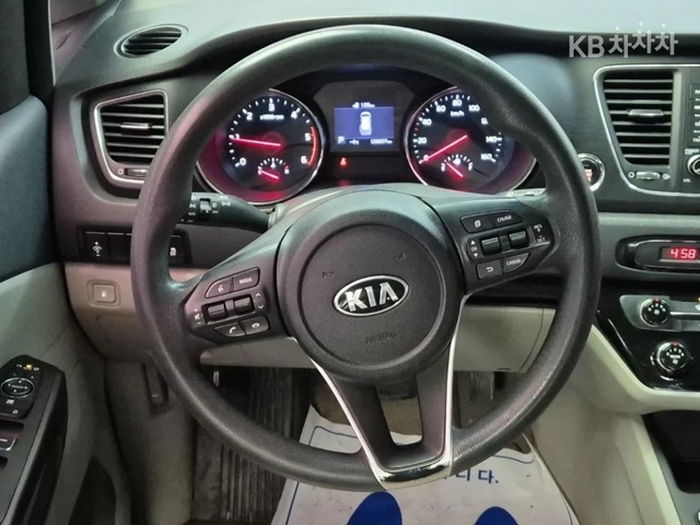 Kia Carnival 2019 - автомобили, коли, обяви за нови и употребявани 8