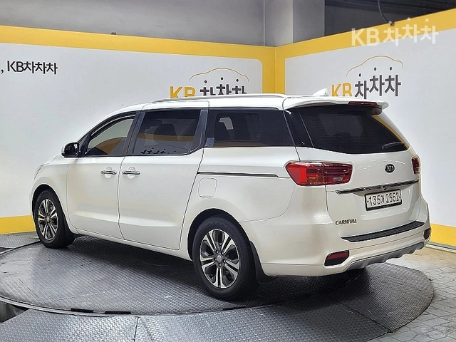 Kia Carnival 9 -seater 2.2 diesel luxury - автомобили, коли, обяви за нови и употребявани 2