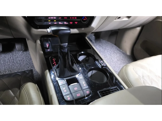 Kia Carnival HIGH LIMOUSINE/CUSTOM INTERIOR/ ULTRA LUXURY - автомобили, коли, обяви за нови и употребявани 9