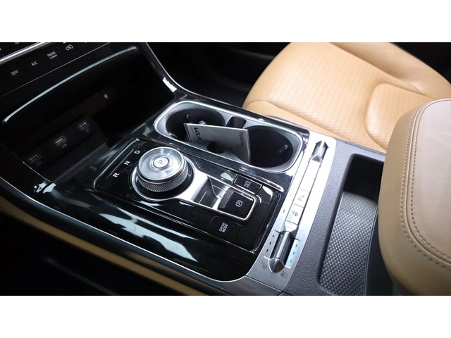 Kia Carnival 7-Seater Signature - автомобили, коли, обяви за нови и употребявани 8