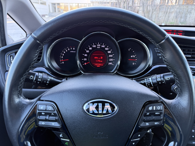 Kia Ceed 1.6i - автомобили, коли, обяви за нови и употребявани 11