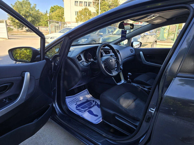 Kia Ceed 1.4crdi 90к.с Топ състояние - автомобили, коли, обяви за нови и употребявани 9