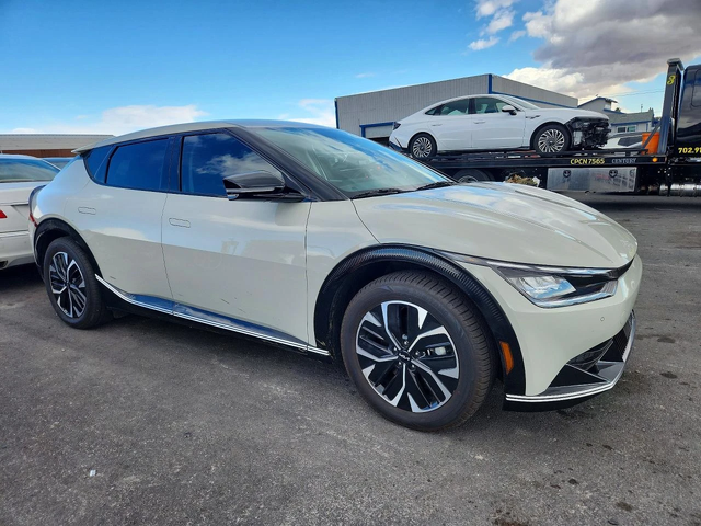 Kia EV6 МИНИМАЛНА ЩЕТА - автомобили, коли, обяви за нови и употребявани 2