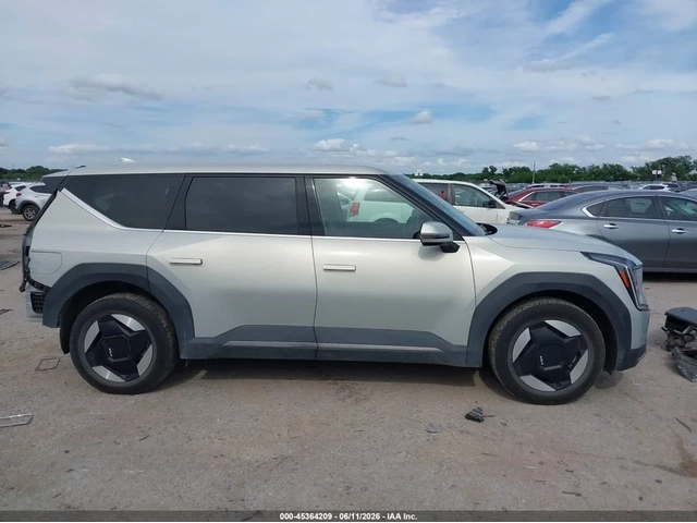 Kia EV9 Light Long Range - автомобили, коли, обяви за нови и употребявани 10