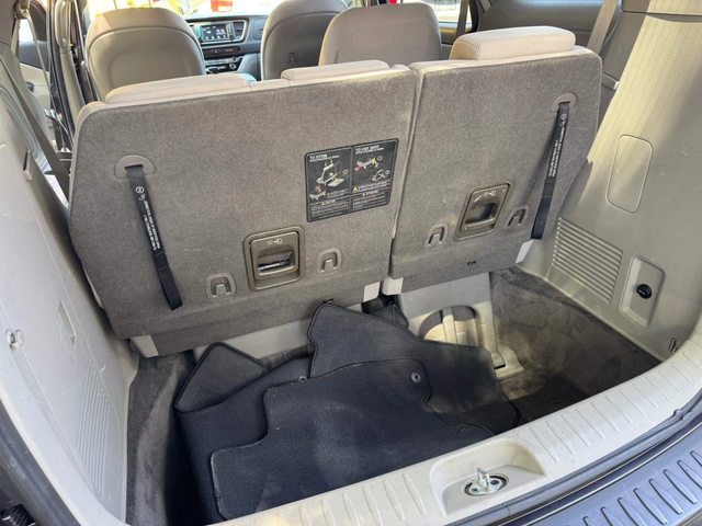 Kia Sedona - автомобили, коли, обяви за нови и употребявани 11