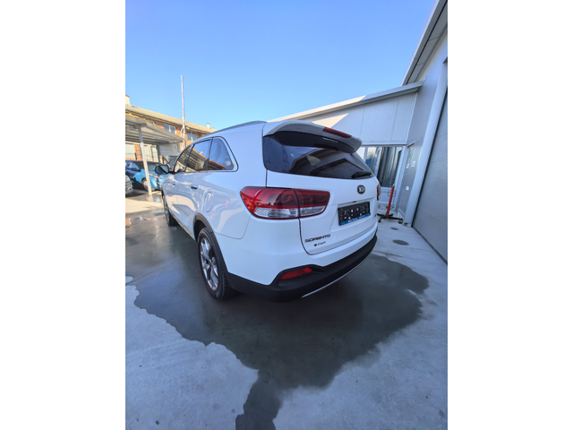 Kia Sorento 2.2 CRDI 4X4 - автомобили, коли, обяви за нови и употребявани 4