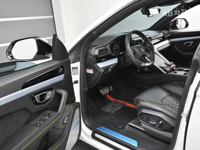 Lamborghini Urus 4.0 V8 ФИНАНСИРАНЕ - автомобили, коли, обяви за нови и употребявани 4