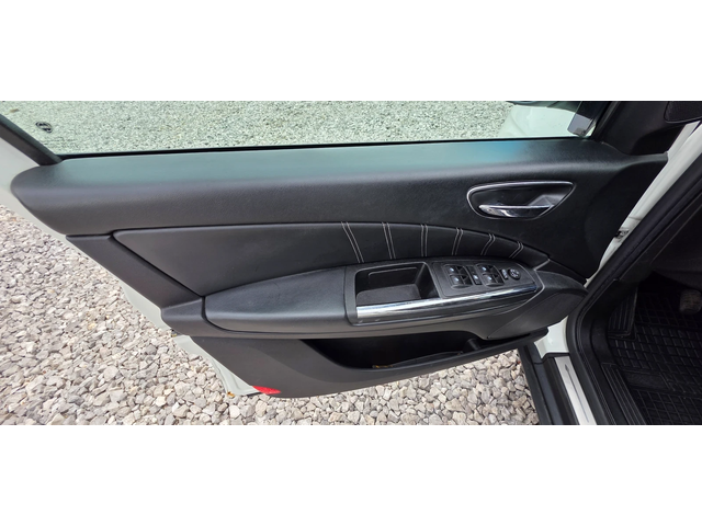 Lancia Delta 1.4i 120k.c - автомобили, коли, обяви за нови и употребявани 8