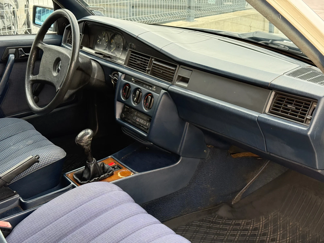 Mercedes-Benz 190 2.0D* 1985г* БЕЗ РЪЖДИ* ТЯСНАТА ЛАЙСНА* - автомобили, коли, обяви за нови и употребявани 11