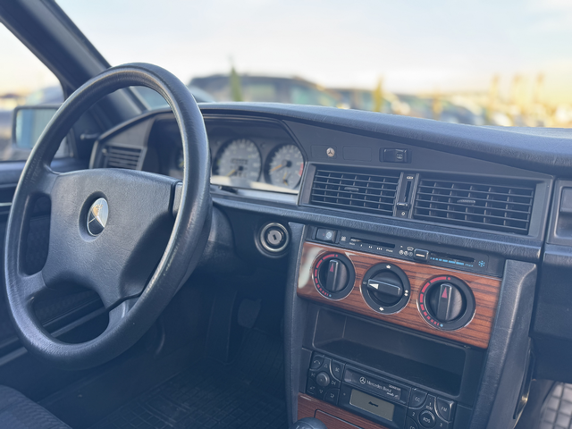 Mercedes-Benz 190 Mercedes-Benz 190 - автомобили, коли, обяви за нови и употребявани 9