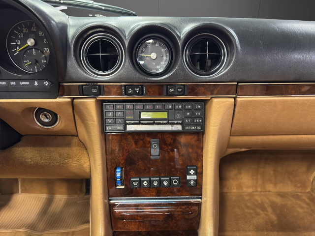 Mercedes-Benz 560 SL - автомобили, коли, обяви за нови и употребявани 30