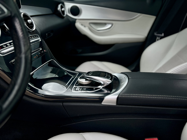 Mercedes-Benz C 220 AMG LINE / ПАНОРАМЕН ТАВАН / KEYLESS GO - автомобили, коли, обяви за нови и употребявани 11
