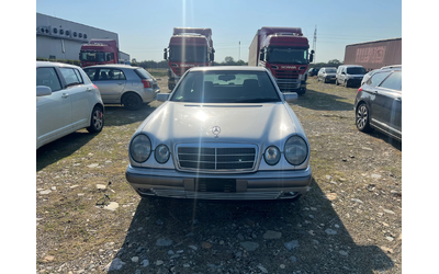 mercedes-benz-e-200 - 1