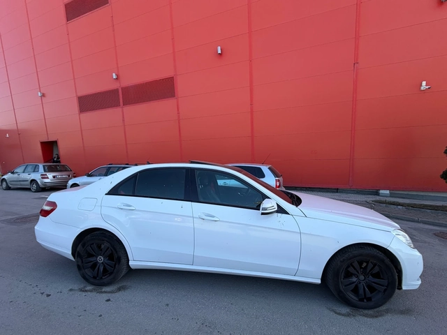 Mercedes-Benz E 220 Автоматик* Алкантара* УНИКаТ - автомобили, коли, обяви за нови и употребявани 3